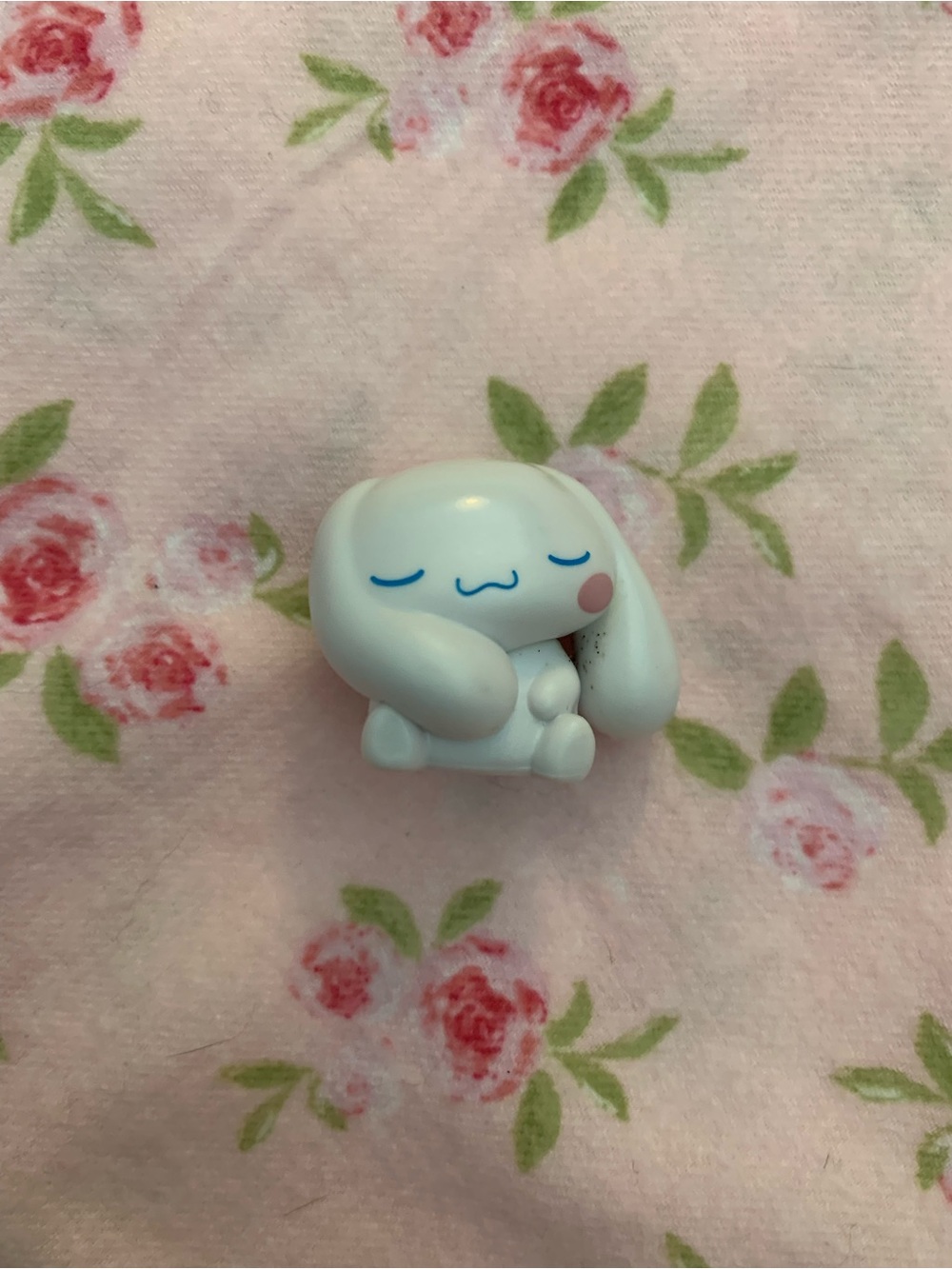 Sleeping Cinnamoroll figurine